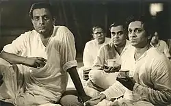 Satyajit Ray et Ravi Sankar lors de l'enregistrement de la musique du film La complainte du sentier, en 1955.