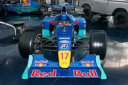 Vue depuis l'avant d'une monoplace bleue et turquoise