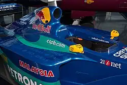 Vue du cockpit d'une monoplace bleue et turquoise