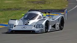 Photo d'une voiture d'endurance grise en piste