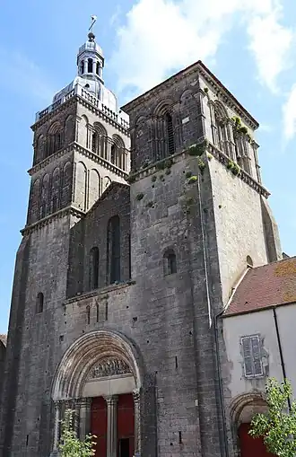 La façade de la basilique de Saulieu, fontaine Saint-Andoche au premier plan.
