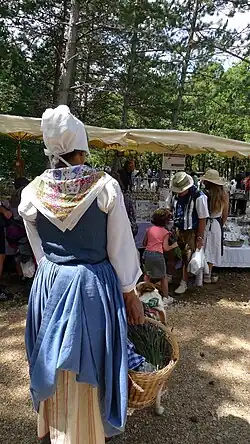 Provençale au panier de lavande.