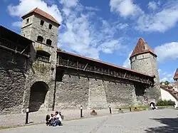 La tour du Sauna et la tour au pied d'or.