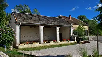 Le lavoir-abreuvoir.