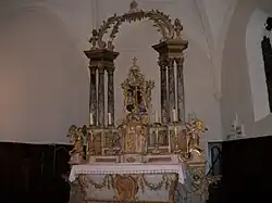 Le maître autel et le tabernacle surmonté d'un ciborium