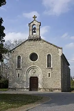 Vue d'un bâtiment religieux en pierre.
