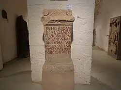 Vue d'une stèle antique portant une inscription latine.