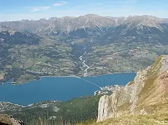 Vue du lac de Serre-Ponçon et du pont de Savines depuis le pic de Morgon