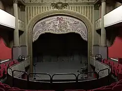 Scène du théâtre vue depuis le premier balcon.