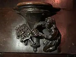 Il s'agit de l'une des trente-deux stalles encore conservées sur quarante-deux.