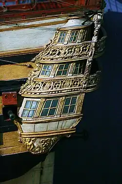 Détail du gaillard arrière, richement décoré. Les sculptures sont l’œuvre de Caffieri.