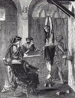gravure montrant une femme pendue par les bras, avec des poids attachés aux chevilles ; trois juges sont devant elles et l'interrogent.