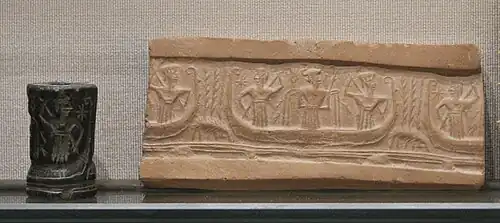 Sceau-cylindre en jaspe vert, représentant Enki/Ea sur une barque qui navigue dans son domaine de l'Abîme. Musée du Louvre.