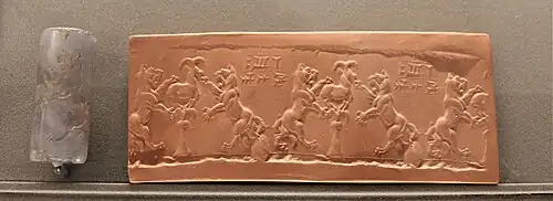Sceau-cylindre avec impression : deux lions menaçant un chèvre. Période médio-assyrienne (v. 1400-1100 av. J.-C.). Musée du Louvre.