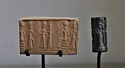 Sceau-cylindre en hématite avec scène de culte au dieu-soleil.