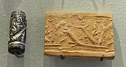 Combat mythologique : le dieu Assur attaquant un monstre.