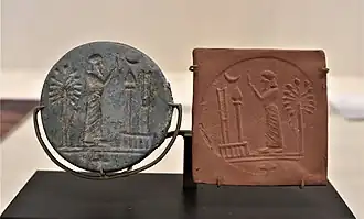 Sceau-cachet en bleu égyptien représentant un orant devant les symboles divins de Marduk et de Nabû. VIe&nbsp;siècle&nbsp;av. J.-C., Musée du Louvre.