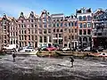 Hiver dans le centre-ville d'Amsterdam, propice au patinage à glace.