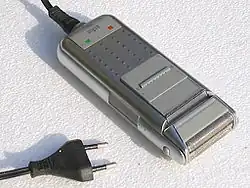 Un rasoir électrique Braun.