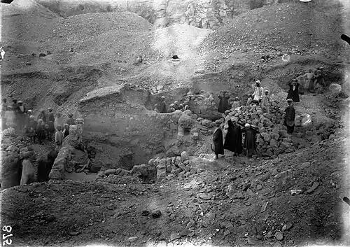 Fouilles dans la zone nord de la nécropole où seront découverts la chapelle et le tombeau de Kha et Merit (TT8). En arrière-plan, ci-dessus, l'entrée de la tombe TT322. Fouilles Schiaparelli, 1906.