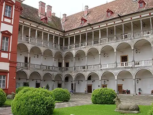 Château : cour intérieure.