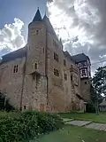 Château d'Alzey, coin nord-est, Ludwigsbau à droite, la muraille au milieu