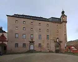 La cour de l’Altbau avec l'entrée côté cour et l'horloge.