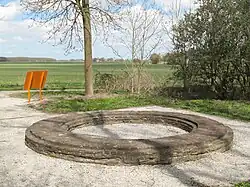 Photographie en couleurs de vestiges d'un bâtiment
