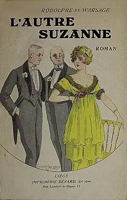 Couverture du roman L'autre Suzanne de Rodolphe de Warsage. L'illustration représente un jeune femme vêtue d'une élégante robe jaune qui semble attirer l'attention de deux hommes, en retrait dans la composition, portant des costumes gris.