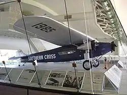 Photographie de l'avion dans le hangar.