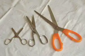 Différents types de paires de ciseaux : broderie, cuisine, papier.