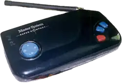 Photo d'une console noire munie d'une antenne