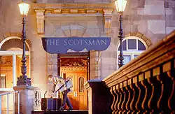 Entrée de l'hôtel The Scotsman.