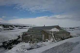 Cabane en bois entourée de glace.