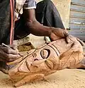 Finition d'une sculpture d'un masque au Sénégal.
