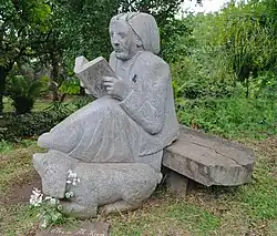Madame Desbassayns lisant le Code noir de 1723. Sculpture de Marco Ah-Kiem.