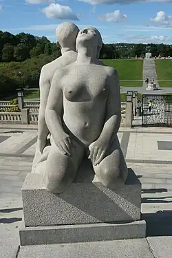 Jeune femme et jeune homme assis dos à dos