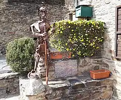 Sculpture en fer à côté de la mairie de Jujols.