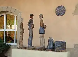 Sculpture devant la gare de L'Hôpital.