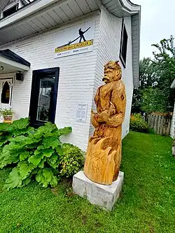 Ce haut-relief historié englobe trois de ses légendes notoires : La chasse-galerie, La bête à grand’ queue et Le loup-garoup.