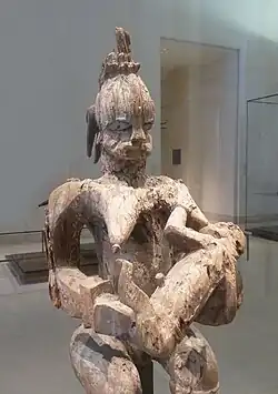 Sculpture en bois : figure de l'Emetejevwe