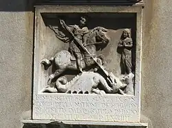 Bas-relief sur la façade