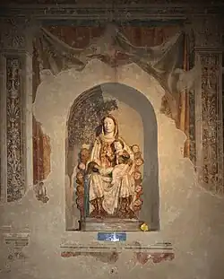 Ecole toscane, Vierge à l'Enfant entre chérubins et séraphins. Terre cuite polychrome, XVIe&nbsp;siècle