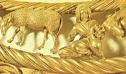 Détail du pectoral. Travail d'artisans-artistes grecs ou scythes ayant hérité du savoir-faire grec, motifs d'inspiration scythe.