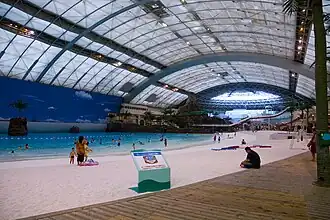 Seagaia Ocean Dome situé à Miyazaki (Japon), la plus grande plage artificielle intérieure du monde.