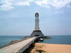 Guanyin, la déesse marine de la miséricorde (hauteur 108 m).