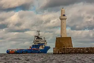 Le phare de l'entrée du port.