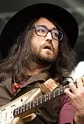 Sean Lennon, musicien et compositeur, père anglais.