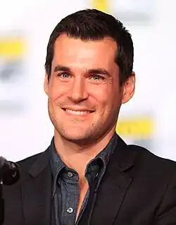 Sean Maher dans le rôle de Simon Tam.