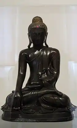Bouddha assis, touchant la terre. Birmanie ou Myanmar. Bronze et verre, XIXe siècle.